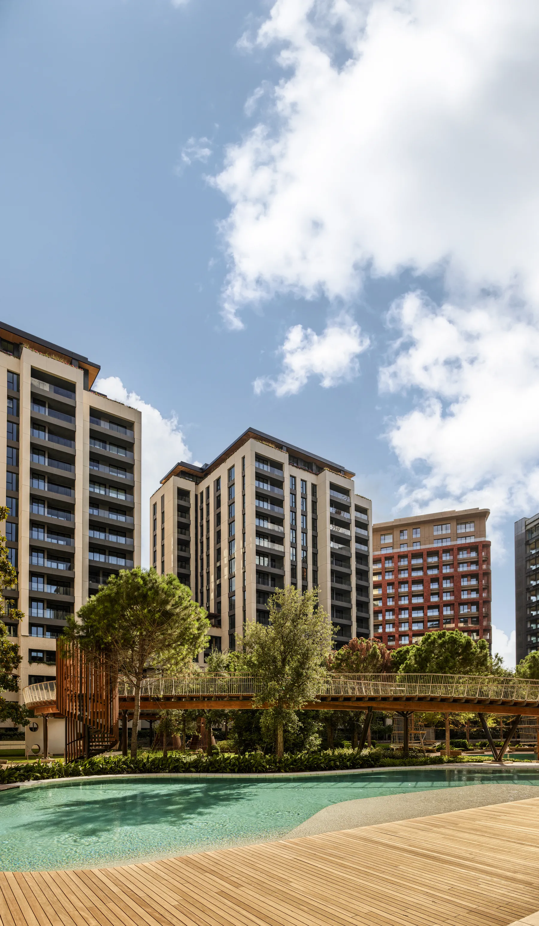 Benleo Park açık havuz ve peyzaj görünümü